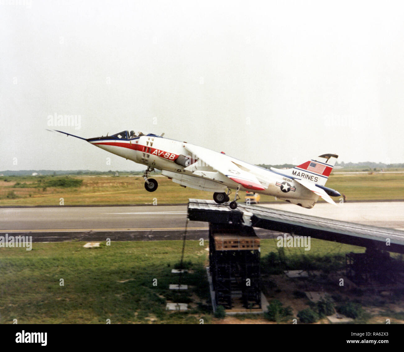 1979 - Betrieb Ski Jump war der Test aus der Marine Corps YAV-8B Harrier Flugzeuge, aus einem eigens errichtete Rampe wurde von der Brücke Co., 8. Unterstützung der Techniker Bn., 2.Mar.Div., Fleet Marine Force, Camp LeJuene, N.C. gebaut Stockfoto