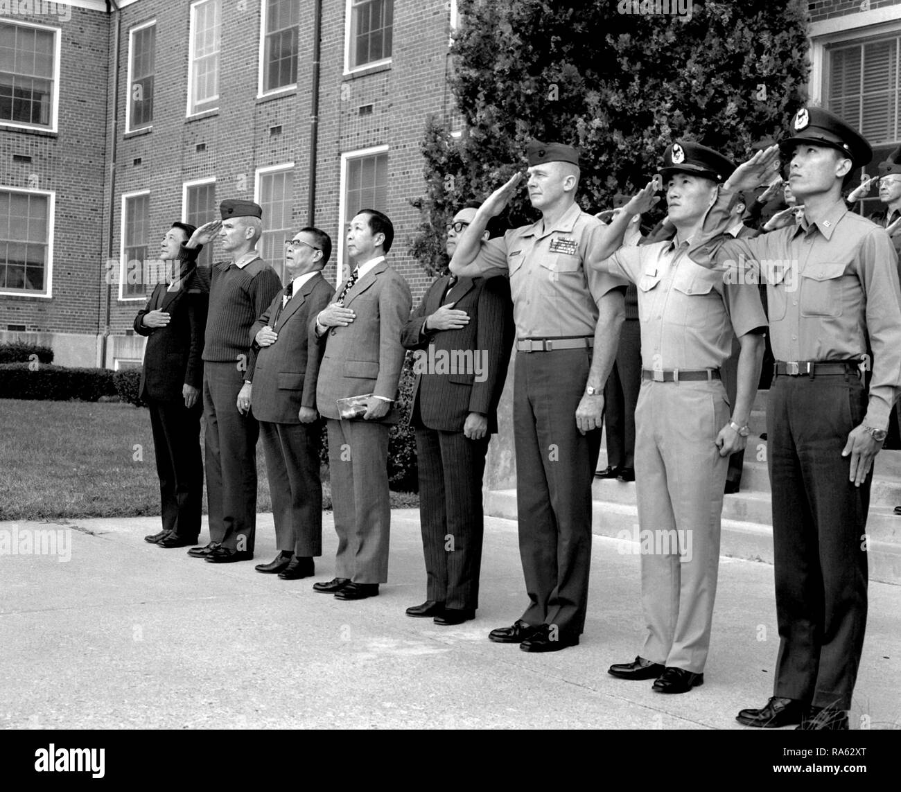 1978-LGEN Kung Lieng Sheng, aus Taiwan und der ehemalige Kommandant der chinesischen Marine Corps, Besuche MGEN John Miller, Kommandierender General des US Marine Corps Entwicklung und Bildung. In diesem ein Gruß an Morgen Farben angezeigt werden. Die ersten beiden Männer von der Linken sind Sheng und Miller. Stockfoto