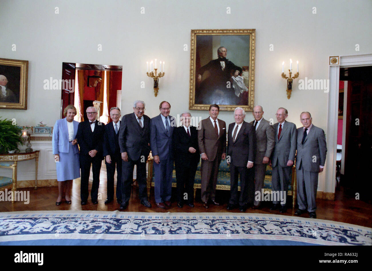 9/25/1984 Richter des Supreme Court mit Präsident Reagan im Weißen Haus, das blaue Zimmer stellen Von links nach rechts: Gerechtigkeit Sandra Day O'Connor Gerechtigkeit John Paul Stevens Gerechtigkeit Harry Blackmun Gerechtigkeit Thurgood Marshall Richter William Rehnquist Gerechtigkeit William Brennan Präsident Reagan Chief Justice Warren Burger Gerechtigkeit Byron White Gerechtigkeit Lewis F. Powell Jr und Justice Potter Stewart links Stockfoto