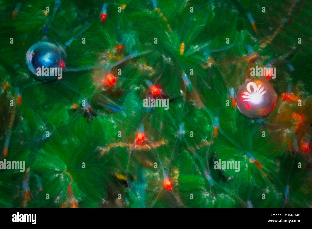 Nahaufnahme der schönen bunten Kugeln und glühenden Lichter am Weihnachtsbaum. Weihnachten Baum Foto stilisierte unter Öl Malerei. Stockfoto