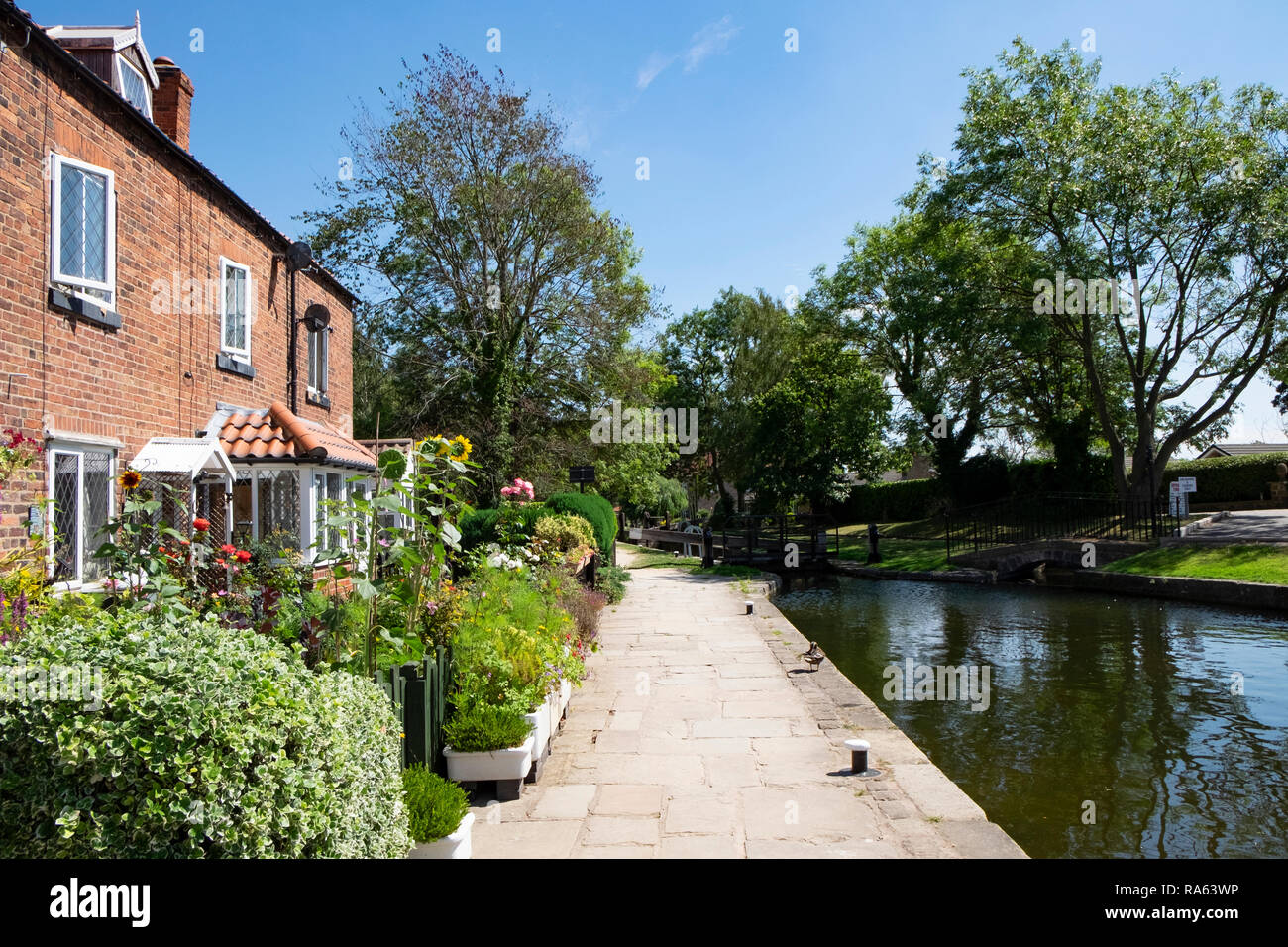 Leinpfad entlang Cottages im Turnerwood, Chesterfield Canal, Nottingham, Großbritannien Stockfoto