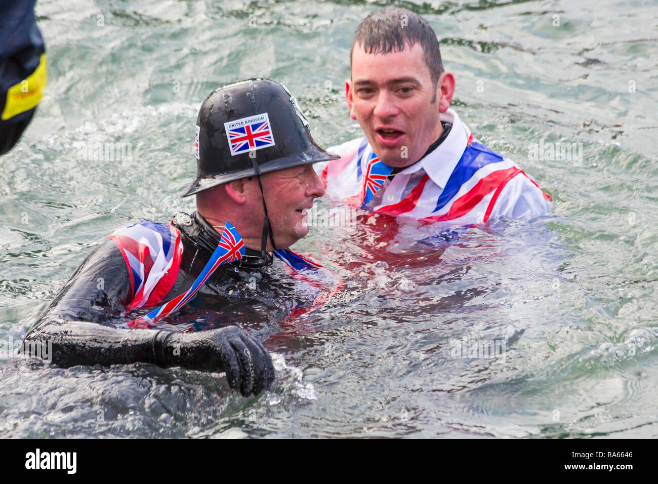 Poole, Dorset, Großbritannien. 1 Jan, 2019. Die neuen Jahre Tag Badewanne Rennen findet mit viel Nervenkitzel, verschüttete Flüssigkeiten und Sabotage! Hunderte an und drehen Sie die Veranstaltung zu beobachten, wie eine Vielzahl von ungewöhnlichen home Handwerk zum Wasser zu Rennen nehmen, mit den Teilnehmern Spaß Werfen von Eiern und Mehl, brennen Wasserwerfer und Kentern konkurrierenden Handwerk. Einen guten Start in das neue Jahr. Credit: Carolyn Jenkins/Alamy leben Nachrichten Stockfoto