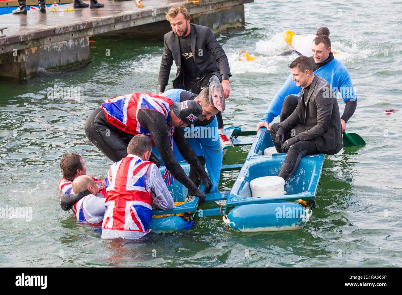 Poole, Dorset, Großbritannien. 1 Jan, 2019. Die neuen Jahre Tag Badewanne Rennen findet mit viel Nervenkitzel, verschüttete Flüssigkeiten und Sabotage! Hunderte an und drehen Sie die Veranstaltung zu beobachten, wie eine Vielzahl von ungewöhnlichen home Handwerk zum Wasser zu Rennen nehmen, mit den Teilnehmern Spaß Werfen von Eiern und Mehl, brennen Wasserwerfer und Kentern konkurrierenden Handwerk. Einen guten Start in das neue Jahr. Credit: Carolyn Jenkins/Alamy leben Nachrichten Stockfoto