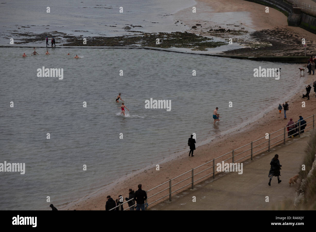 Cliftonville, Kent, Großbritannien. 1. Jan 2019. Schwimmer trotzen der kalten Januar Wasser von Walpole Buchten baden Pool in Cliftonville, Kent. 2019 Credit: ernie Jordanien/Alamy leben Nachrichten Stockfoto