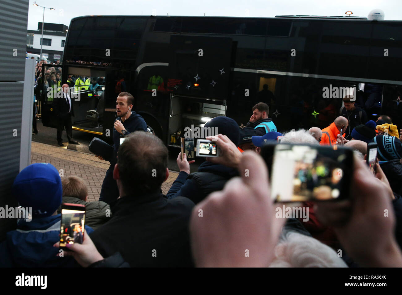 Cardiff, Wales, UK. 1. Januar 2019. Ventilatoren nehmen Fotos auf Handys als Harry Kane von Tottenham Hotspur kommt aus dem Team Bus. Premier League match, Cardiff City v Tottenham Hotspur in Cardiff City Stadium am Tag der neuen Jahre Dienstag, 1. Januar 2019. Dieses Bild dürfen nur für redaktionelle Zwecke verwendet werden. Nur die redaktionelle Nutzung, eine Lizenz für die gewerbliche Nutzung erforderlich. Keine Verwendung in Wetten, Spiele oder einer einzelnen Verein/Liga/player Publikationen. pic von Andrew Obstgarten/Andrew Orchard sport Fotografie/Alamy leben Nachrichten Stockfoto