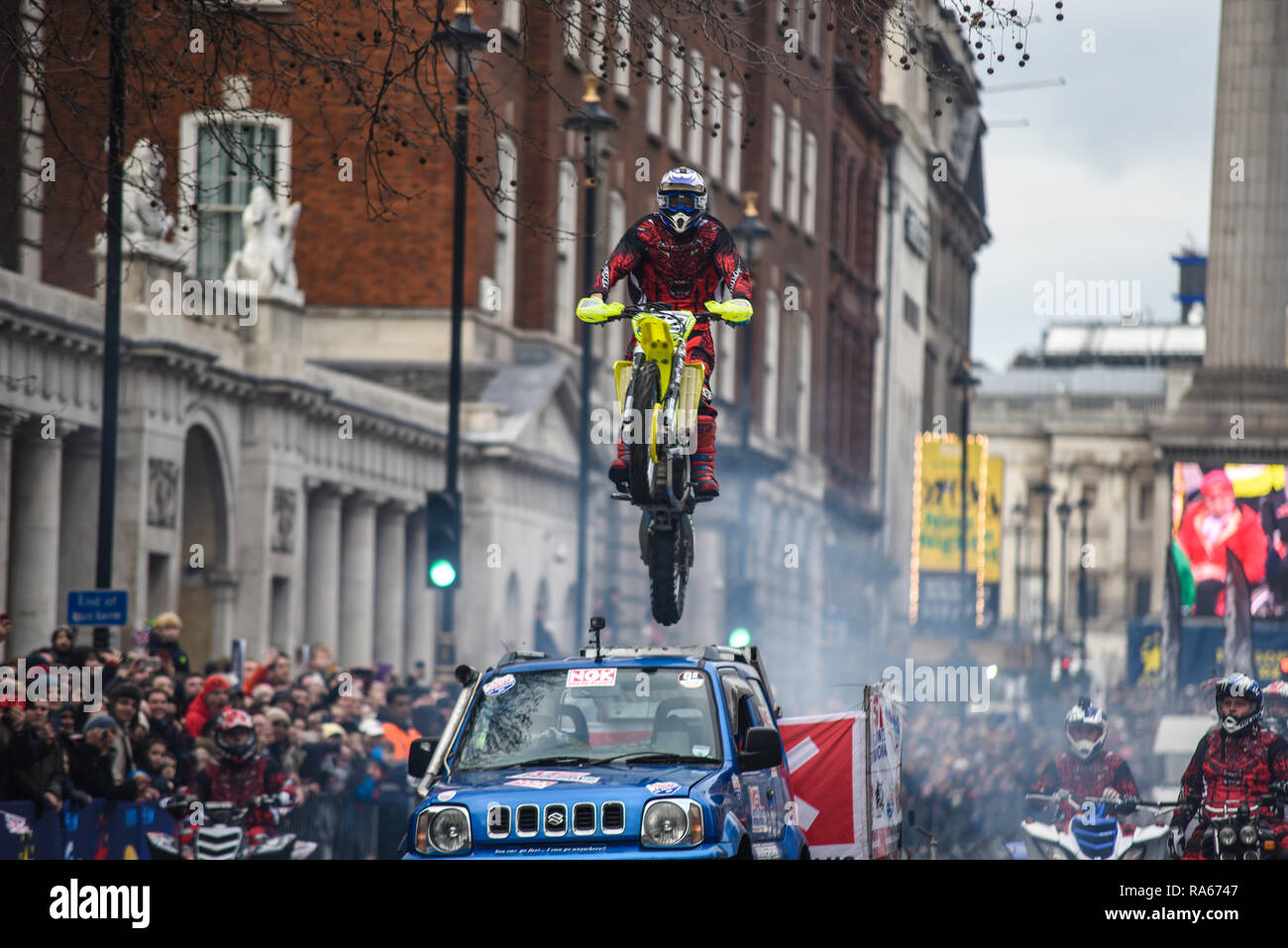 Moto Stunts internationale Motorrad stunt Team am Tag der Londoner New Year's Parade, UK. 2019 Stockfoto