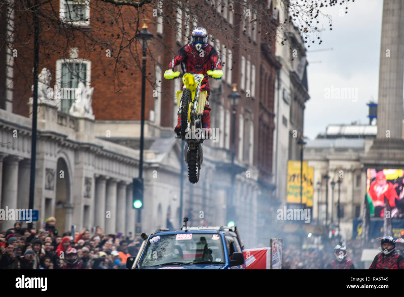 Moto Stunts internationale Motorrad stunt Team am Tag der Londoner New Year's Parade, UK. 2019 Stockfoto