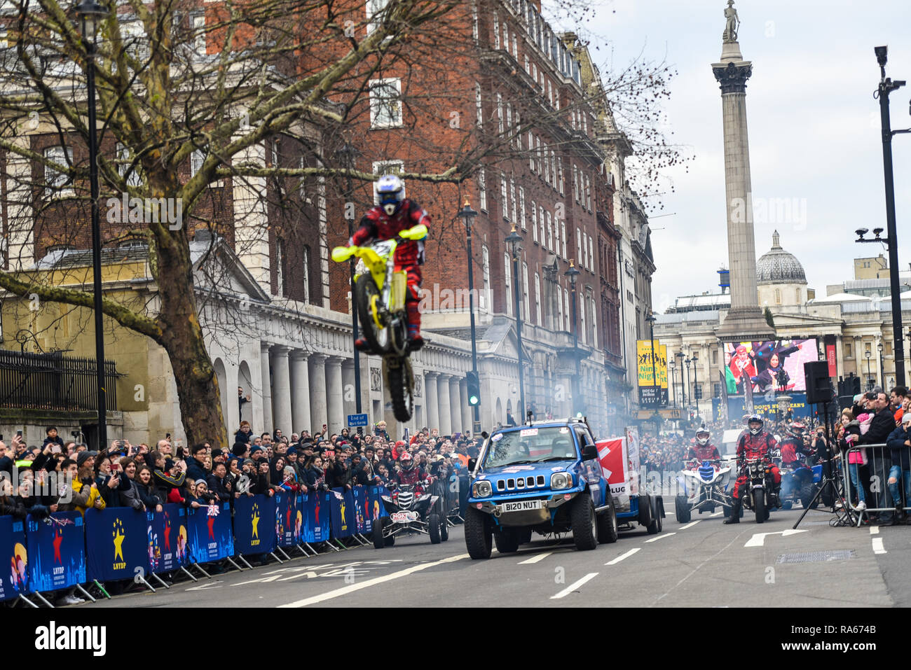 Moto Stunts internationale Motorrad stunt Team am Tag der Londoner New Year's Parade, UK. 2019 Stockfoto