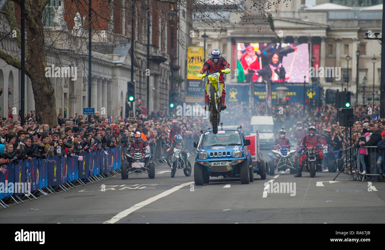 Westminster, London, Großbritannien. 1. Januar 2019. Die jährlichen London New Years Day Parade findet auf einer Strecke von Piccadilly zum Parliament Square, von Tausenden beobachtet. Diese Jahre Thema ist London begrüßt der Welt. Bild: Moto Stunts International, UK in Whitehall. Credit: Malcolm Park/Alamy Leben Nachrichten. Stockfoto