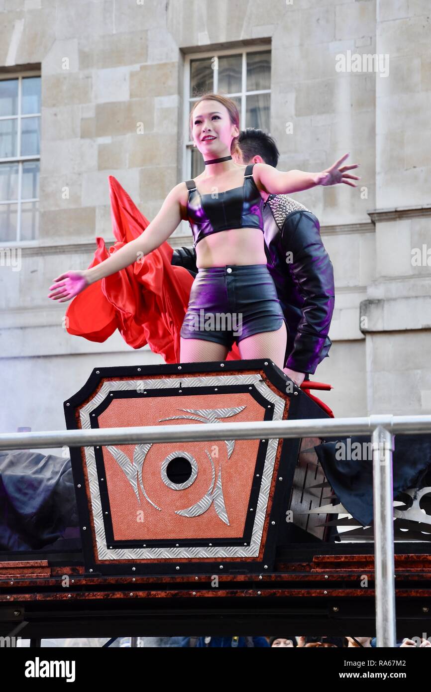 Illusionist's Assistant, Andrew Lee, Mentalist und Illusionist, London's New Year's Day Parade, Whitehall, London, UK Stockfoto