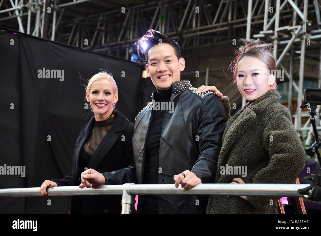 Andrew Lee, Mentalist und Illusionist mit seinen Assistenten, der Londoner New Year's Day Parade, Whitehall, London, UK Stockfoto