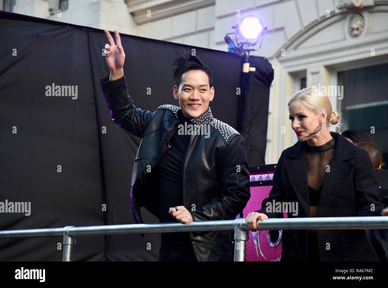 Andrew Lee mit Assistent, Mentalist und Illusionist, London's New Year's Day Parade, Whitehall, London, UK Stockfoto