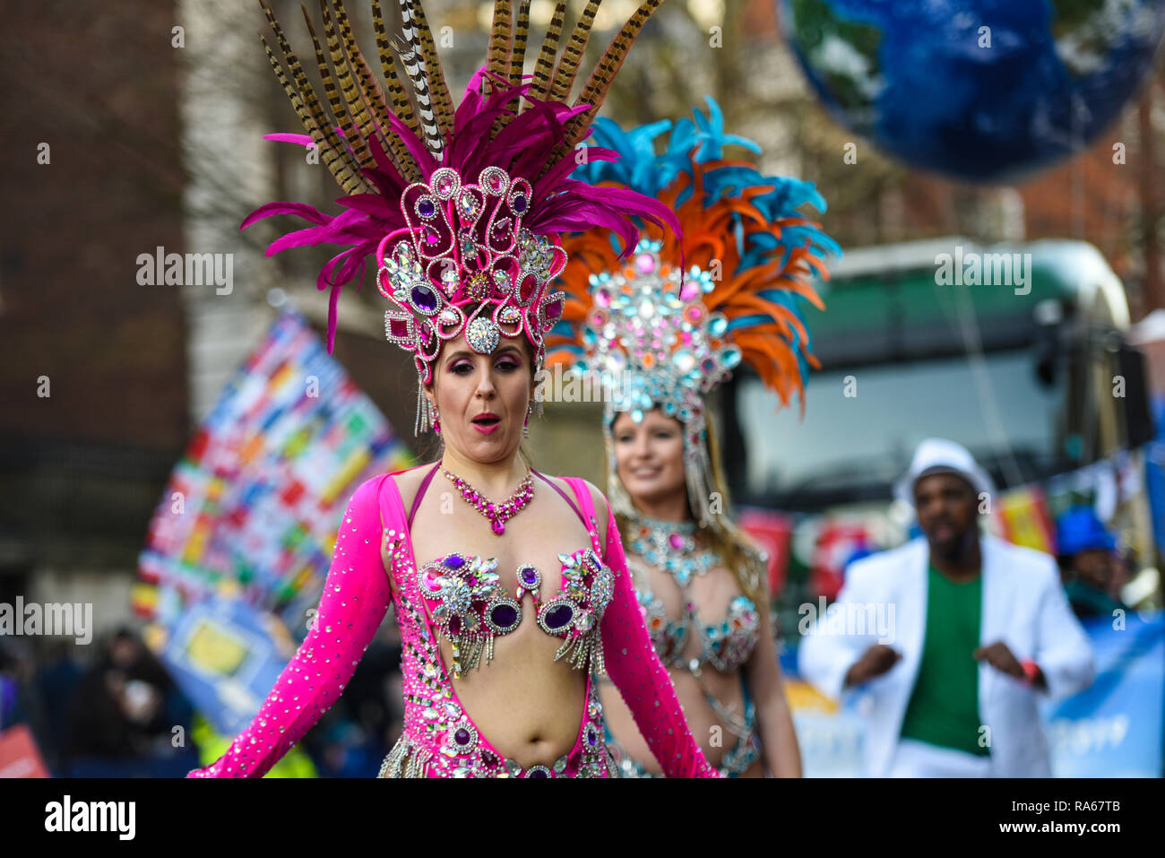 London Schule der Samba de Tänzerin am Tag der Londoner New Year's Parade, UK. Exotische Brasilianische farbenfrohe Tanz Stockfoto