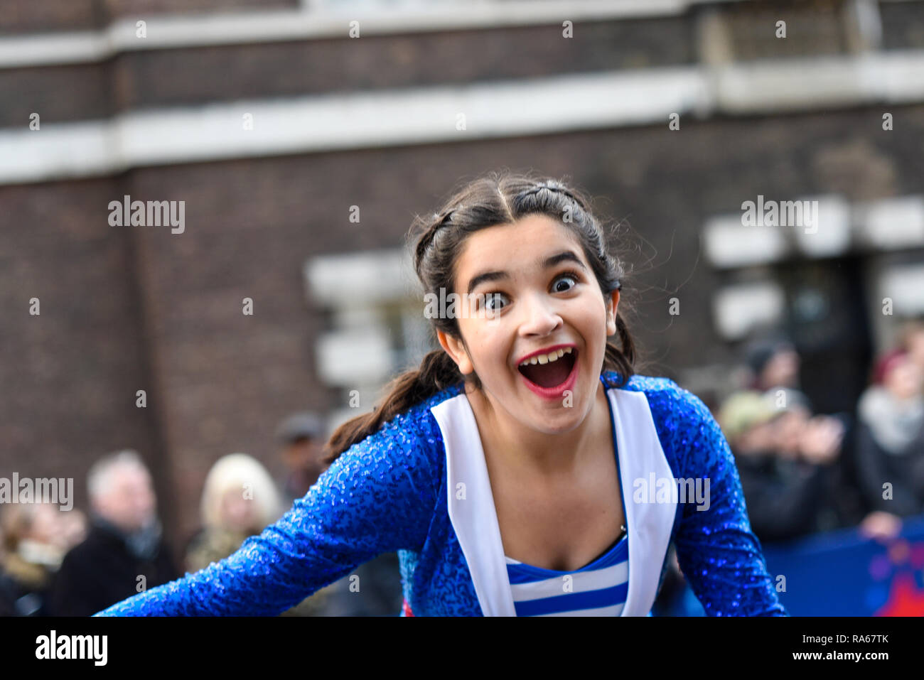 London Borough von Lewisham Frauen Mädchen Tänzer am Tag der Londoner New Year's Parade, Großbritannien Stockfoto