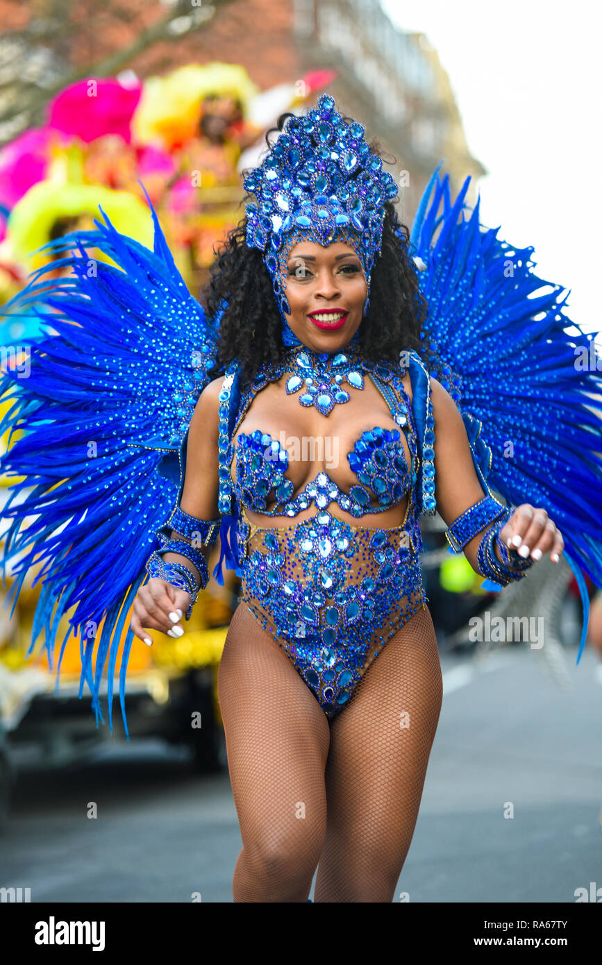 Karneval del Pueblo am Tag der Londoner New Year's Parade, UK. Bunte Kostüme. Bunte Tänzerin Stockfoto