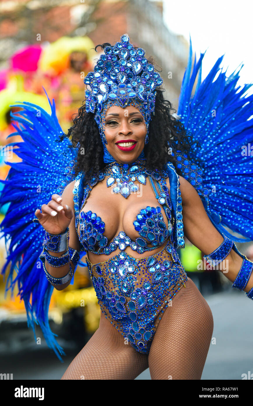 Karneval del Pueblo am Tag der Londoner New Year's Parade, UK. Bunte Kostüme. Bunte Tänzerin Stockfoto