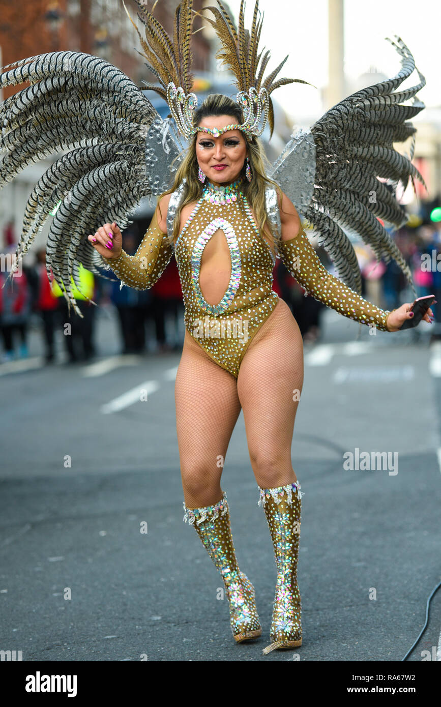 Karneval del Pueblo am Tag der Londoner New Year's Parade, UK. Bunte Kostüme. Bunte Tänzerin Stockfoto