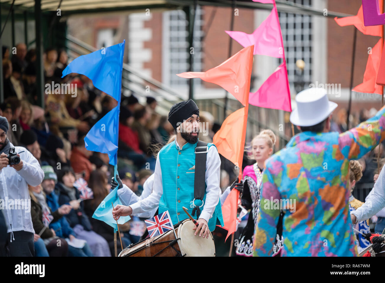London, Großbritannien. 1. Januar 2019. Das Thema der Parade war in diesem Jahr "London begrüßt die Welt". Mit tausenden von Interpreten aus einer Vielzahl von verschiedenen Ländern und Kulturen aus der ganzen Welt eine Parade durch das Zentrum von London. Apostelgeschichte enthalten die London Borough von Hounslow, die Hände hoch für Farben präsentiert. Credit: Ilyas Ayub/Alamy leben Nachrichten Stockfoto