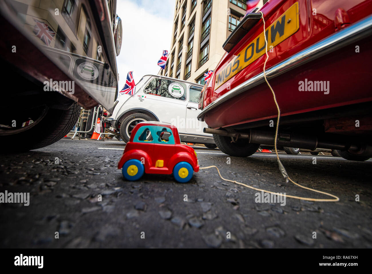 London und Surrey Mini Owners Club toy Mini mit voller Größe britische Mini Autos am Tag der Londoner New Year's Parade, UK. Stockfoto