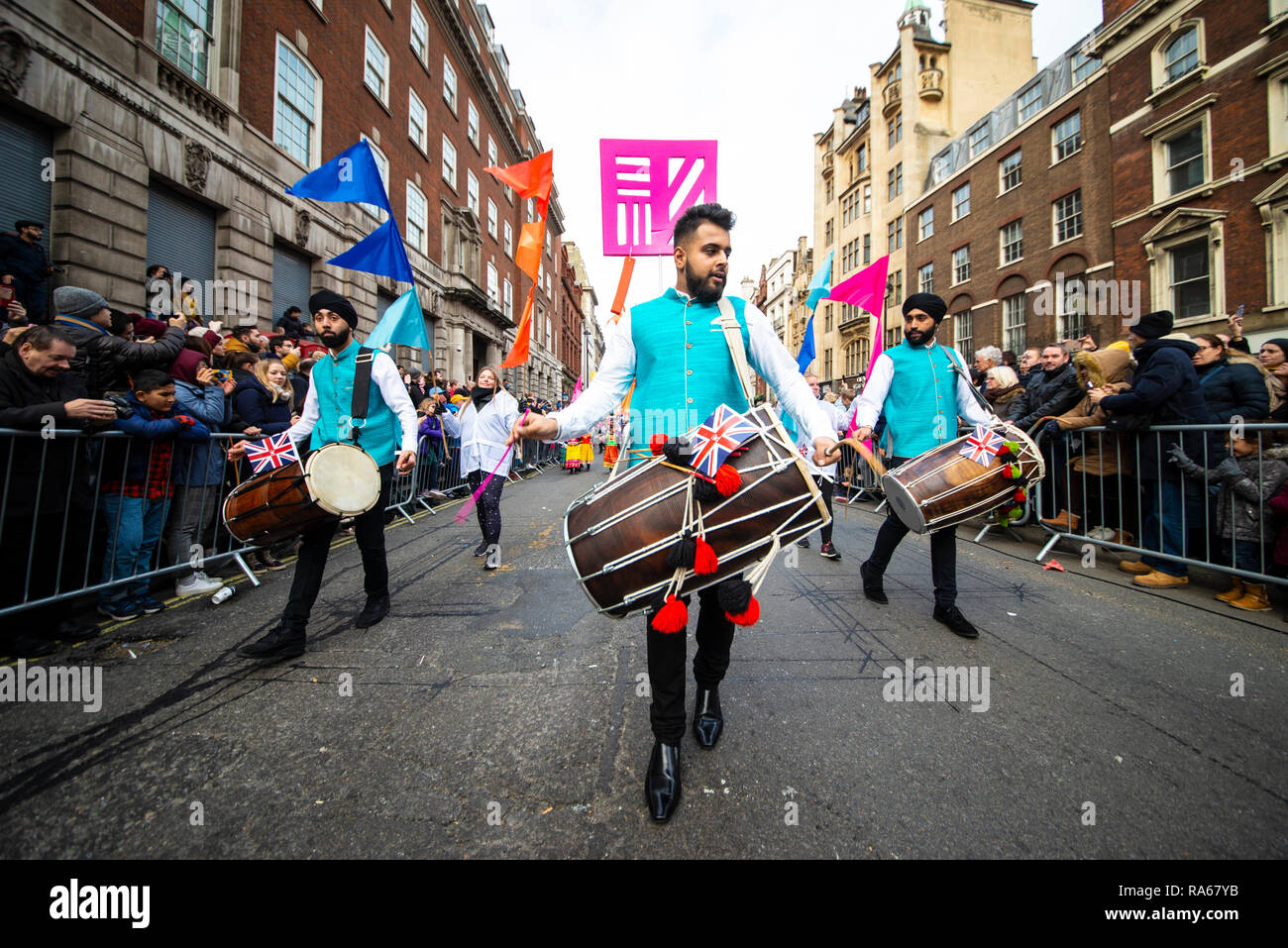 London Borough von Hounslow Tamil trommler am Tag der Londoner New Year's Parade 2019 in London, Großbritannien Stockfoto