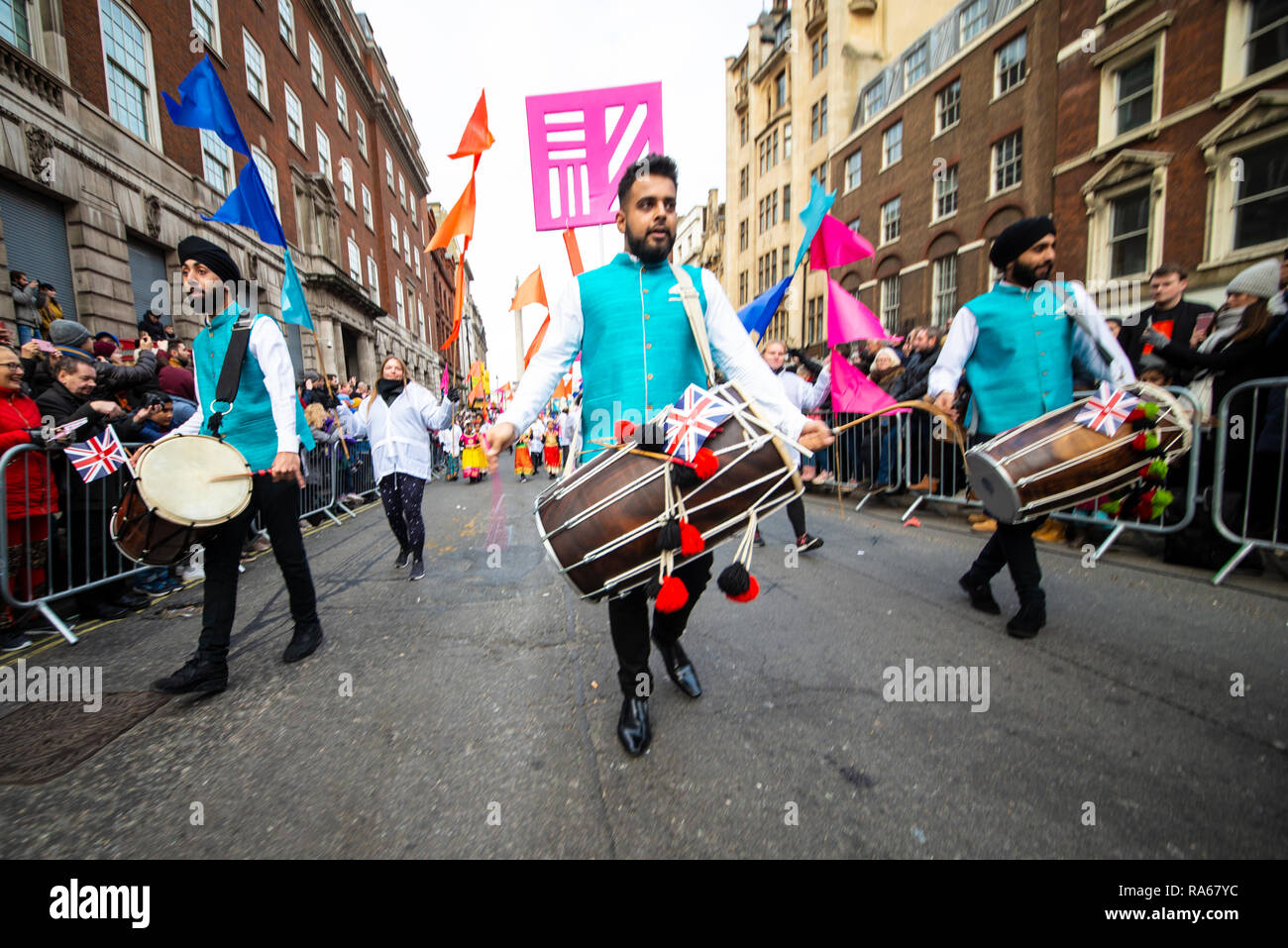 London Borough von Hounslow Tamil trommler am Tag der Londoner New Year's Parade 2019 in London, Großbritannien Stockfoto