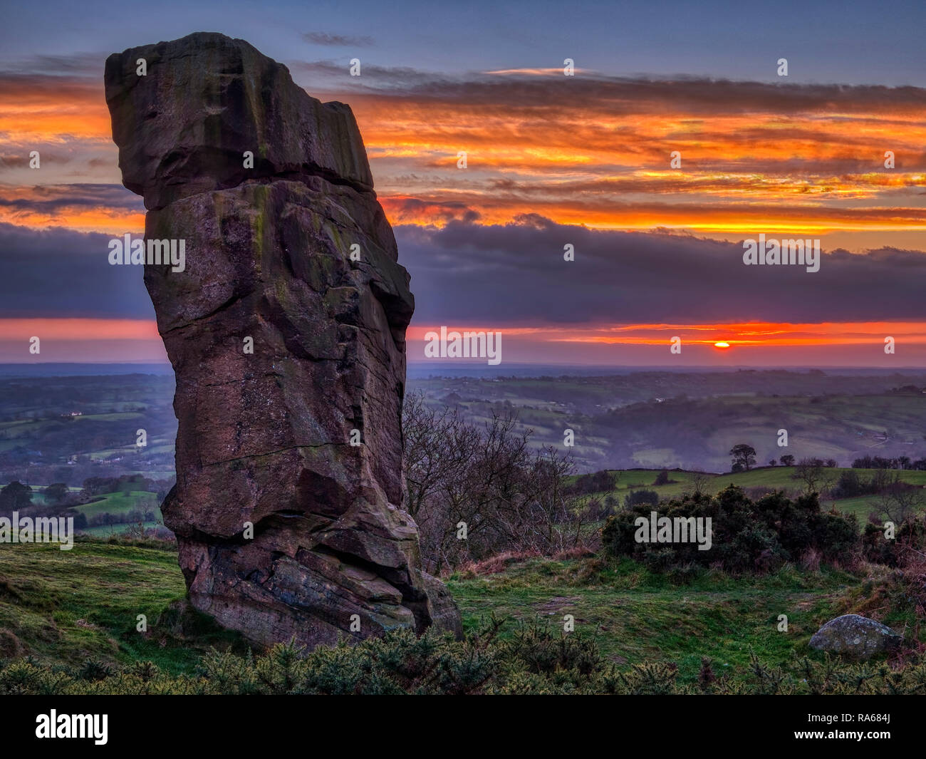 Alport Höhe in der Nähe von Wirksworth, Derbyshire, UK. 1. Januar, 2019. UK Wetter: Spektakuläre erste Sonnenuntergang 2019 Alport Stein auf Alport Höhe in der Nähe von wirksworth Derbyshire Credit: Doug Blane/Alamy leben Nachrichten Stockfoto