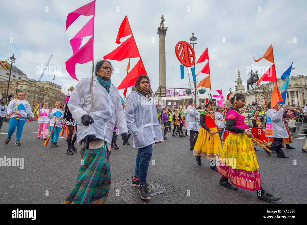 Westminster, London, Großbritannien. 1. Januar 2019. Die jährlichen London New Years Day Parade findet auf einer Strecke von Piccadilly zum Parliament Square, von Tausenden beobachtet. Diese Jahre Thema ist London begrüßt der Welt. Bild: London Borough von Hounslow Präsentation. Credit: Malcolm Park/Alamy Leben Nachrichten. Stockfoto