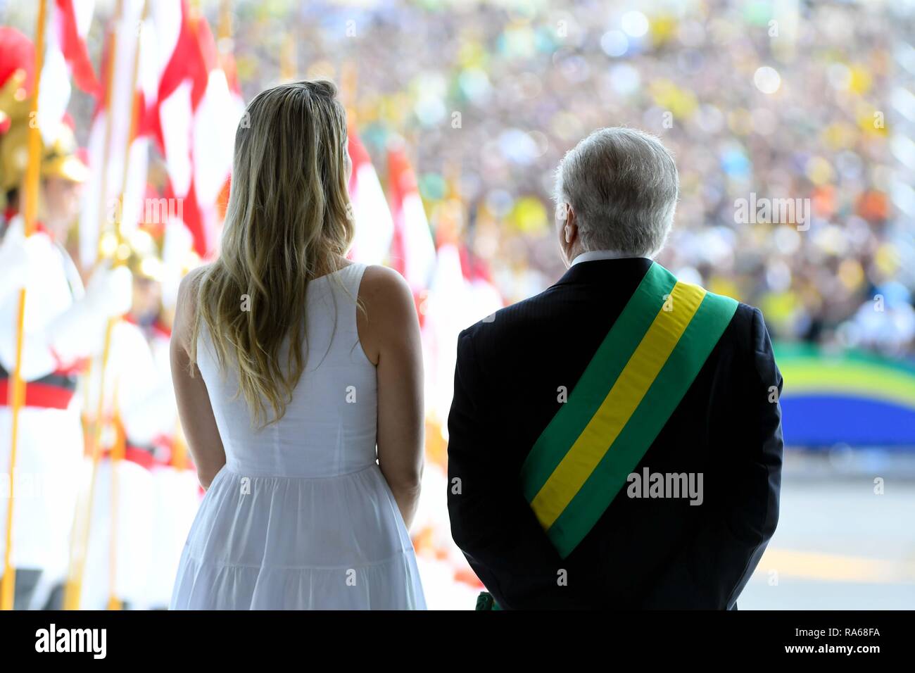 Brasilia, Brasilien. 1. Januar, 2019. Präsident Michel Temer, begleitet von seiner Frau, Marcela Temer, übergibt die Präsidentschaftswahlen Banner mit dem eröffnet Präsident, Jair Bolsonaro, von seiner Frau Michelle Bolsonaro im planalto Palace, am Dienstag, 01 ((Foto: RICARDO BOTELHO/BRASILIEN FOTO PRESSE) Credit: Brasilien Foto Presse/Alamy Leben Nachrichten begleitet Stockfoto