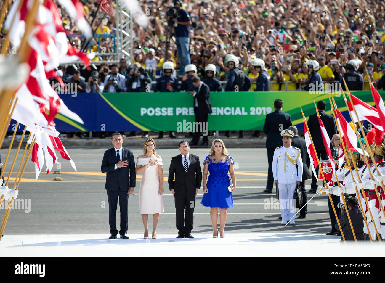 Brasilia, Brasilien. 1 Jan, 2019. Der neue brasilianische Präsident Jair Bolsonaro, seine Frau Michelle Bolsonaro, Brasiliens neuer Vice President Hamilton Mourao und seine Frau Paula Mourao (von L nach R, vorne) die Einweihung in Brasilia, der Hauptstadt Brasiliens, zum 1. Januar 2019. Armee Kapitän - gedreht - Politiker Jair Bolsonaro in Brasiliens Präsident am Dienstag unter erhöhten Sicherheit geschworen wurde. Credit: Li Ming/Xinhua/Alamy leben Nachrichten Stockfoto