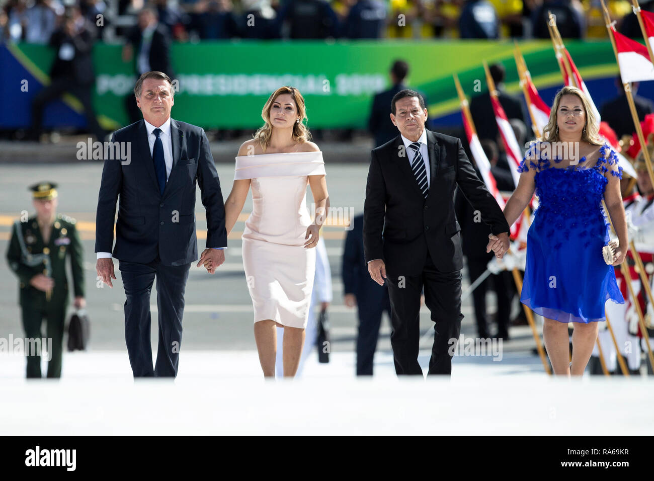 Brasilia, Brasilien. 1 Jan, 2019. Der neue brasilianische Präsident Jair Bolsonaro, seine Frau Michelle Bolsonaro, Brasiliens neuer Vice President Hamilton Mourao und seine Frau Paula Mourao (von L nach R, vorne) die Einweihung in Brasilia, der Hauptstadt Brasiliens, zum 1. Januar 2019. Armee Kapitän - gedreht - Politiker Jair Bolsonaro in Brasiliens Präsident am Dienstag unter erhöhten Sicherheit geschworen wurde. Credit: Li Ming/Xinhua/Alamy leben Nachrichten Stockfoto