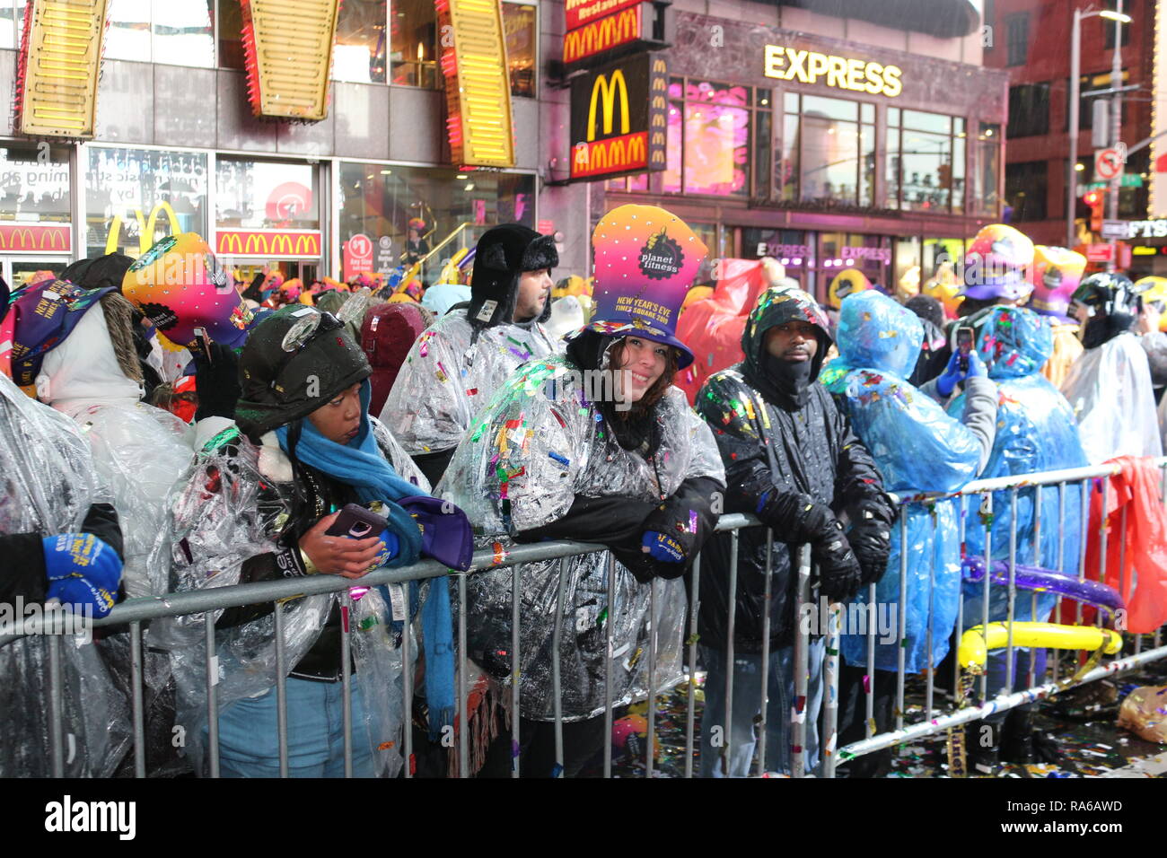 Leute gesehen an den Times Square Sylvester feiern das neue Jahr gesammelt. Trotz den ganzen Tag Regen, mehr als 2 Millionen Menschen am Silvesterabend das Neue Jahr am Times Square beteiligen. Stockfoto