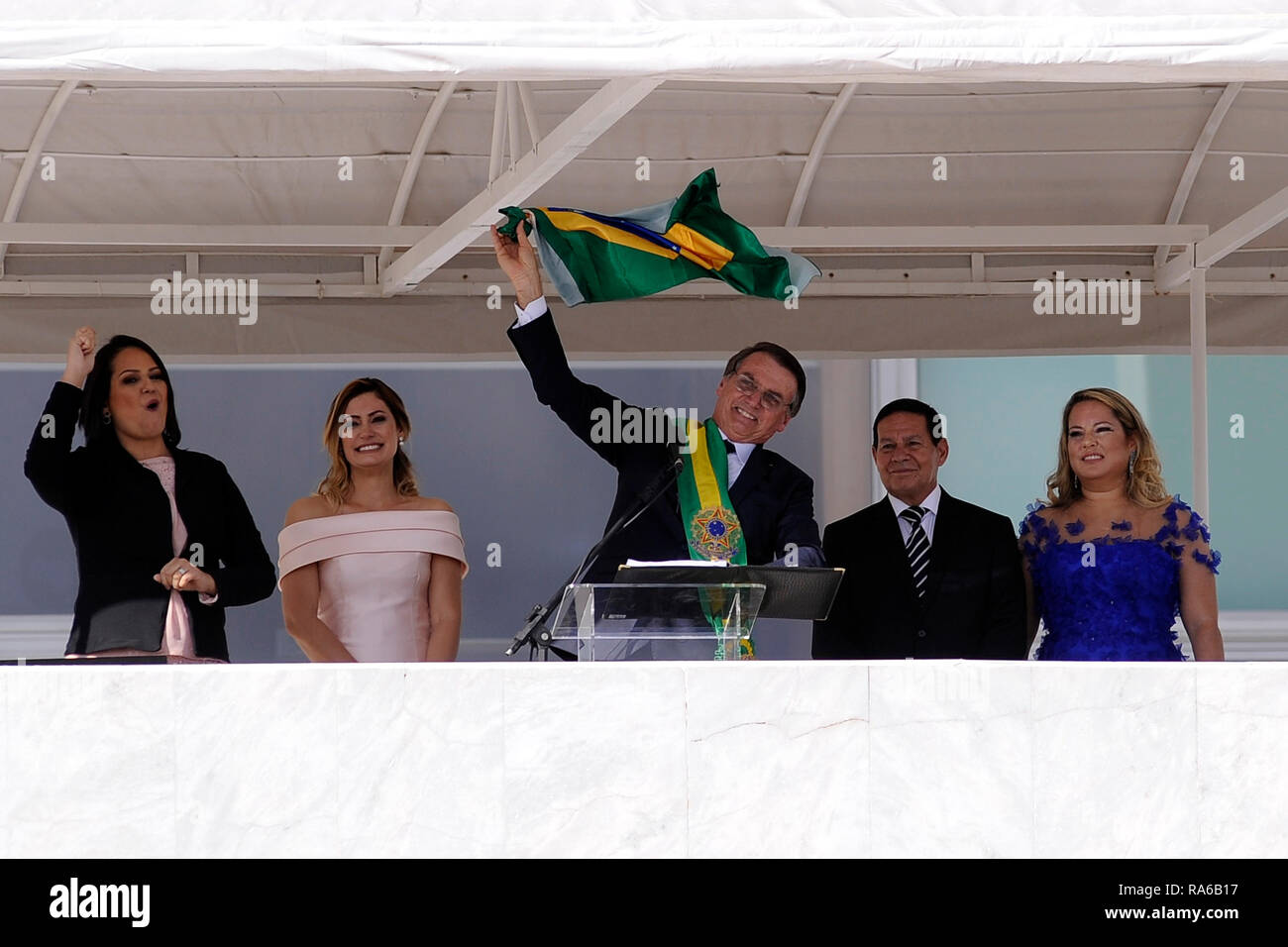 Brasilia, Brasilien. 01 Jan, 2019. Der neue brasilianische Präsident Jair Bolsonaro (M) Wellen der Menge, die aus dem planalto Präsidentenpalast. Neben ihm sind seine Frau Michelle Bolsonaro (2. von links), Vice President Hamilton Mourao (2. von rechts) und seine Frau Paula Mourao (rechts). Die ultra-rechten ex-militärischen Jair Bolsonaro als neuer Präsident von Brasilien vereidigt wurde. Der 63-Jährige nahm seinen Amtseid im Kongress am Dienstag. Credit: Alan Morici/dpa/Alamy leben Nachrichten Stockfoto