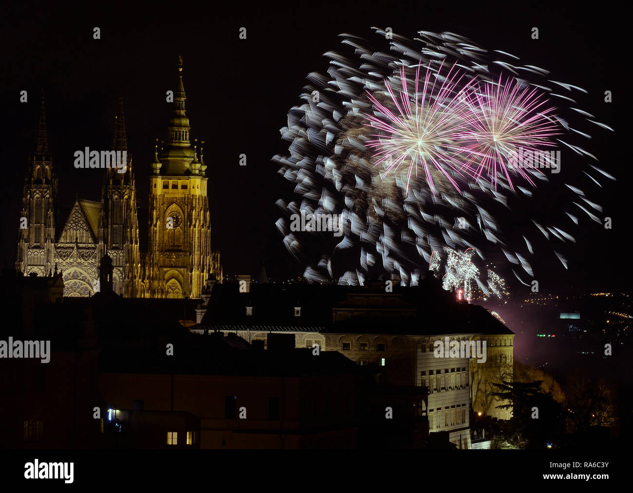 Prag, Tschechische Republik. 01 Jan, 2019. Silvester Feuerwerk mit dem Hauptthema der Freiheit beginnt im Letna Park, Prag, Tschechische Republik, 1. Januar 2019. Quelle: Michaela Říhová/CTK Photo/Alamy leben Nachrichten Stockfoto