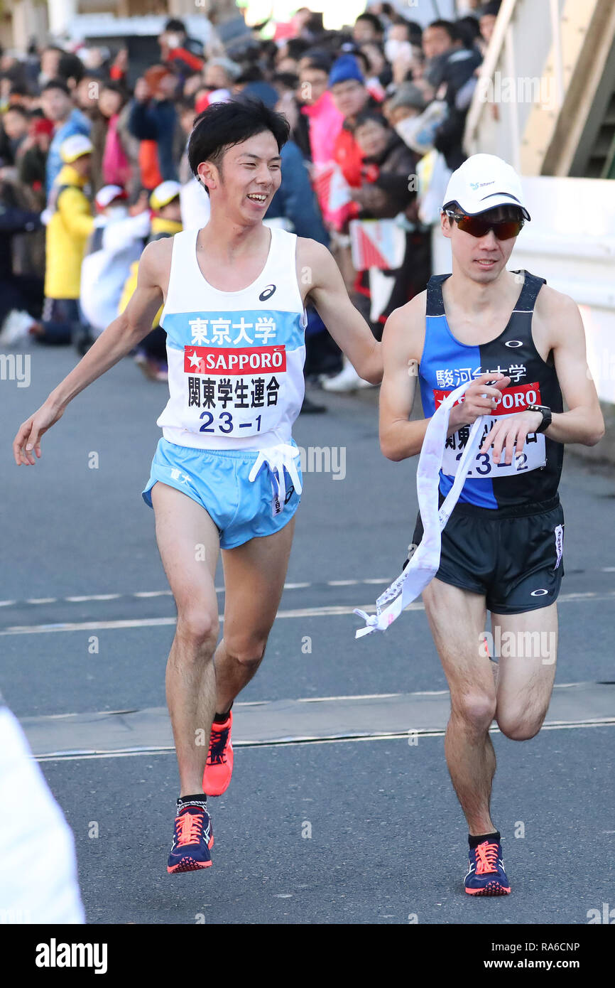 Kanagawa, Japan. 2 Jan, 2019. (L und R)??/Shuichi Kondo, Kosuke Nishizawa (, Januar 2, 2019 - Leichtathletik: Die 95th Hakone Ekiden, Tokyo-Hakone Round-Trip College Ekiden Rasse, Tsurumi Relais in Kanagawa, Japan. (Foto von YUTAKA/LBA SPORT) Quelle: Lba Co.Ltd./Alamy leben Nachrichten Stockfoto
