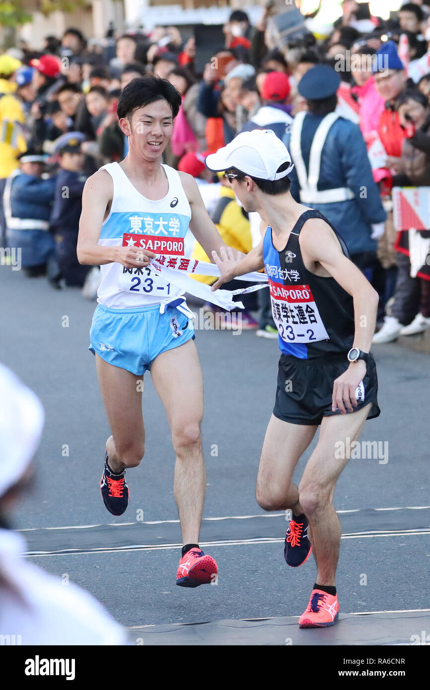 Kanagawa, Japan. 2 Jan, 2019. (L und R)??/Shuichi Kondo, Kosuke Nishizawa (, Januar 2, 2019 - Leichtathletik: Die 95th Hakone Ekiden, Tokyo-Hakone Round-Trip College Ekiden Rasse, Tsurumi Relais in Kanagawa, Japan. (Foto von YUTAKA/LBA SPORT) Quelle: Lba Co.Ltd./Alamy leben Nachrichten Stockfoto