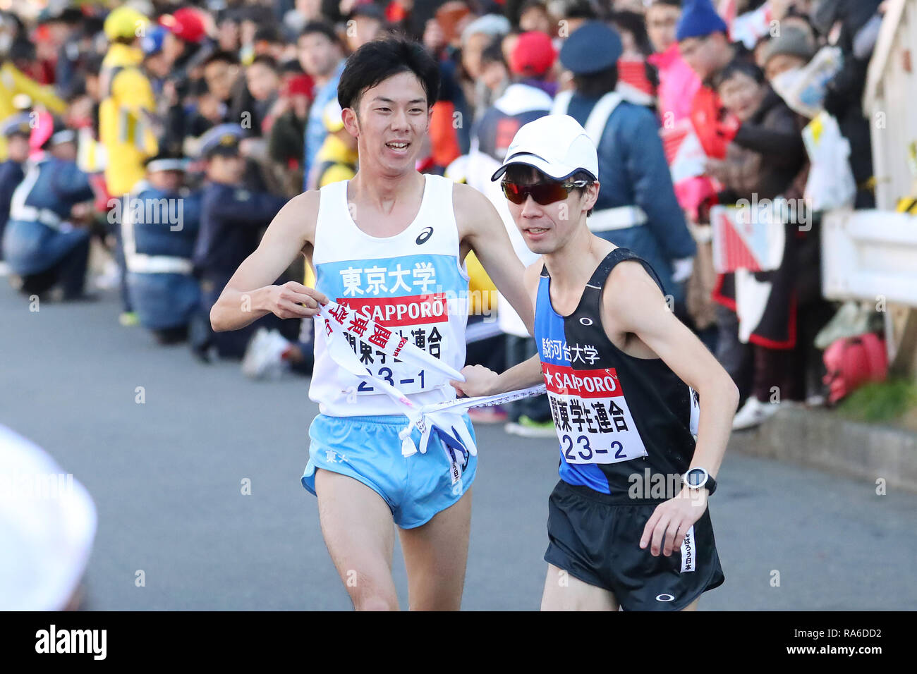 Kanagawa, Japan. 2 Jan, 2019. (L und R)??/Shuichi Kondo, Kosuke Nishizawa (Leichtathletik: Die 95th Hakone Ekiden, Tokyo-Hakone Round-Trip College Ekiden Rasse, Tsurumi Relais in Kanagawa, Japan. Quelle: Lba Co.Ltd./Alamy leben Nachrichten Stockfoto
