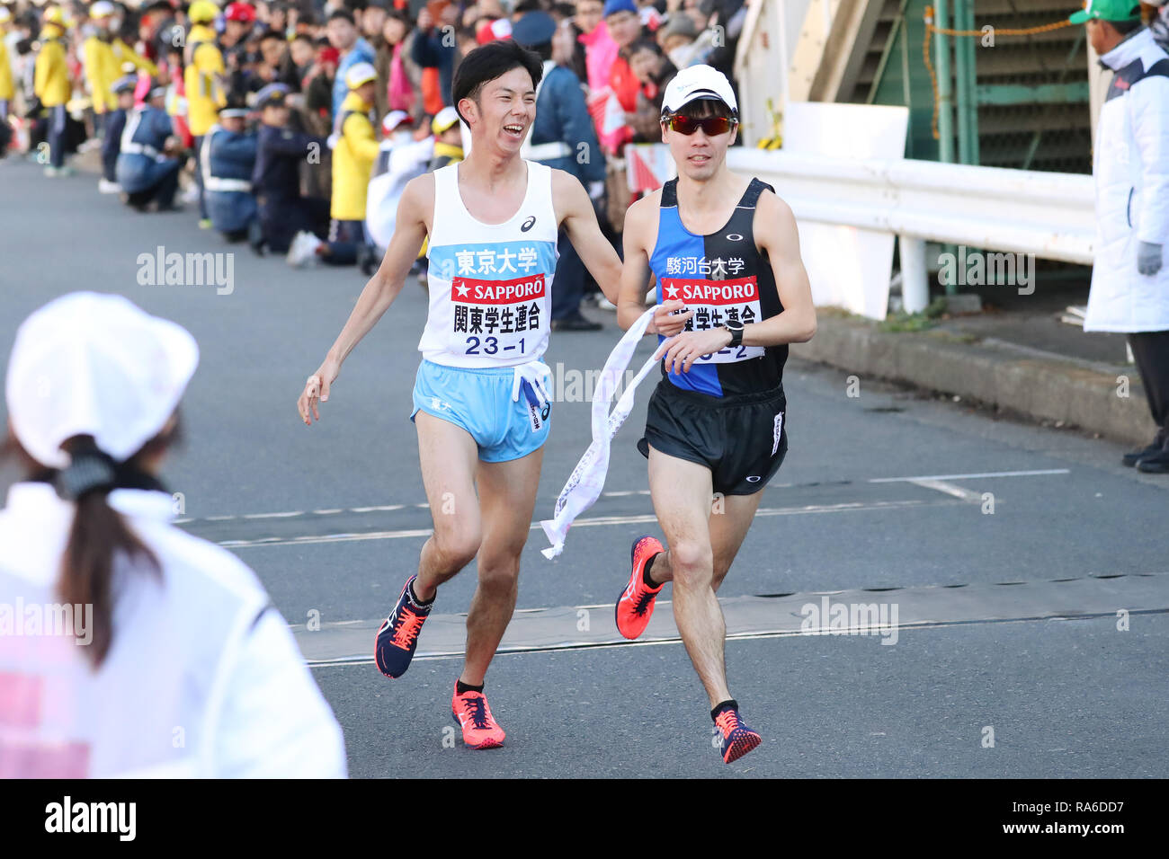 Kanagawa, Japan. 2 Jan, 2019. (L und R)??/Shuichi Kondo, Kosuke Nishizawa (Leichtathletik: Die 95th Hakone Ekiden, Tokyo-Hakone Round-Trip College Ekiden Rasse, Tsurumi Relais in Kanagawa, Japan. Quelle: Lba Co.Ltd./Alamy leben Nachrichten Stockfoto