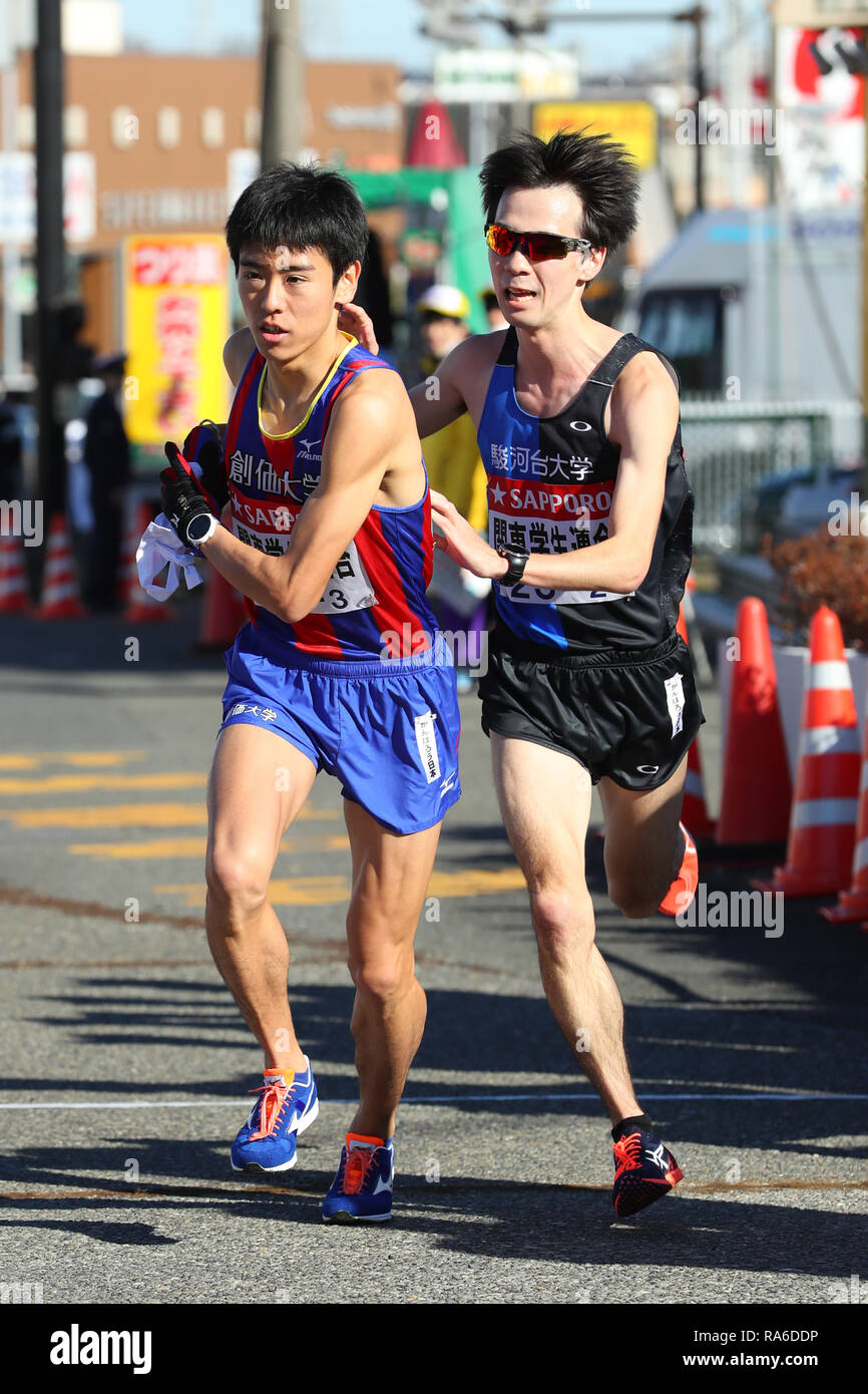 Kanagawa, Japan. 2 Jan, 2019. (L - R) Hiromi Suzuki, Kosuke Nishizawa (ekiden: Die 95th Hakone Ekiden Rennen Totsuka Relais in Kanagawa, Japan. Credit: yohei Osada/LBA SPORT/Alamy Leben Nachrichten Quelle: Lba Co.Ltd./Alamy leben Nachrichten Stockfoto