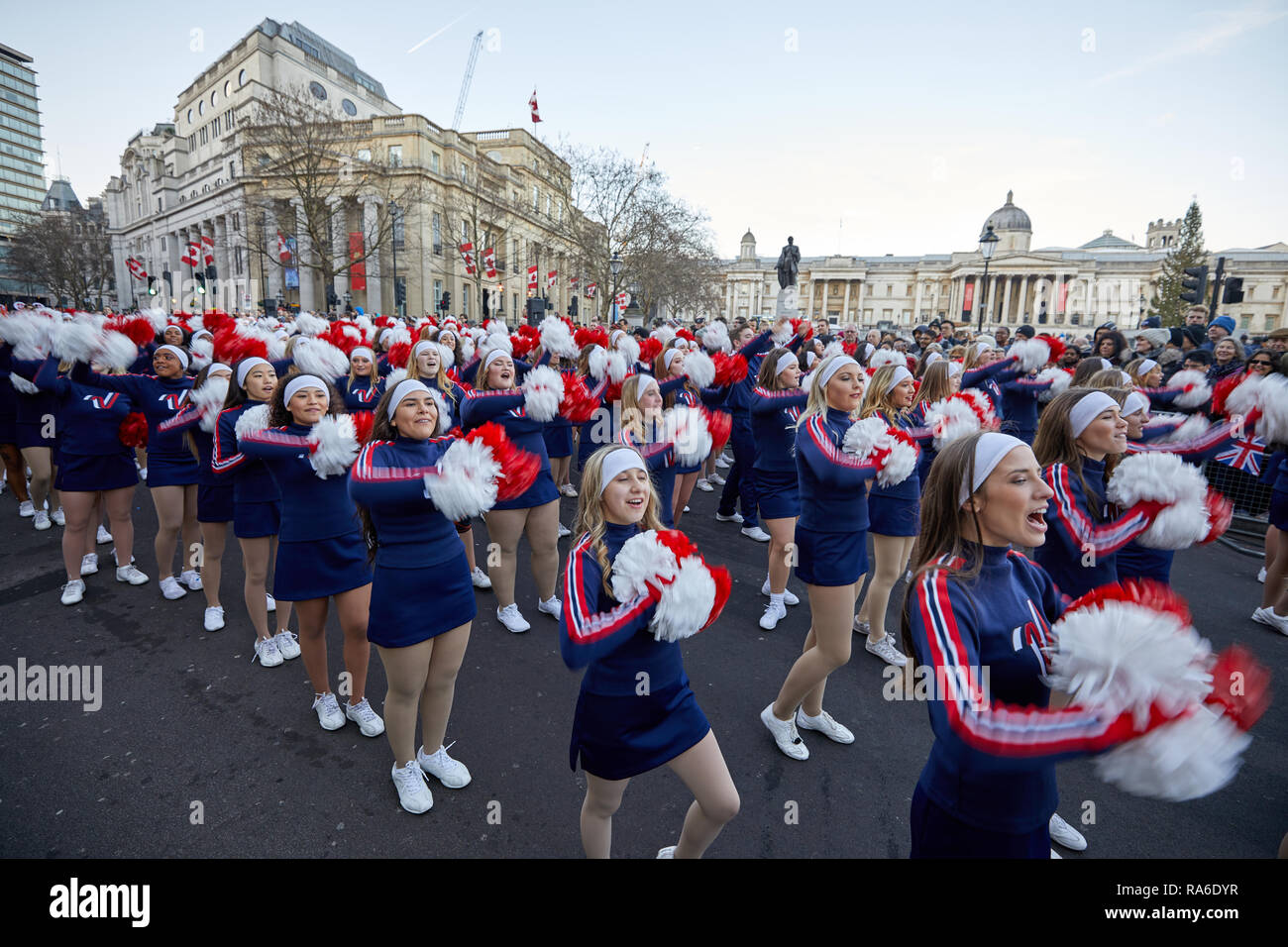 London, Großbritannien. 1 Jan, 2019. Mitglieder der Varsity Spirit All-American Cheerleader in London Teilnehmenden der jährlichen New Years Day Parade. Credit: Kevin J. Frost-/Alamy leben Nachrichten Stockfoto