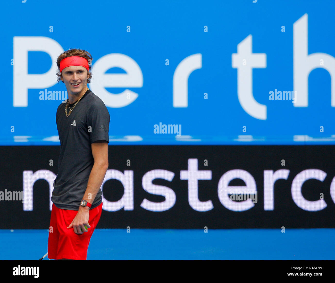 RAC-Arena, Perth, Australien. 2 Jan, 2019. Hopman Cup Tennis, die von Mastercard gefördert; Alexander Zverev von Team Deutschland lächelt während seinem Match gegen Lucas Pouille Team France Credit: Aktion plus Sport/Alamy leben Nachrichten Stockfoto