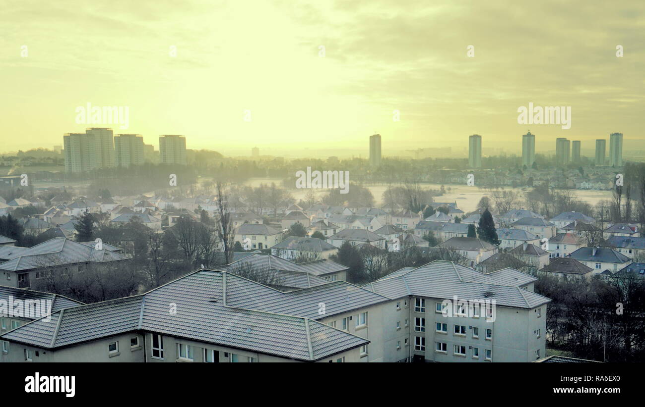 Glasgow, Schottland, Großbritannien, 2. Januar, 2019. UK Wetter: Ein mildes neues Jahr sah die Grundlage für die anstehende Tier aus dem Osten als einen klaren Himmel als einfrieren Morgen schlug die Stadt als die Dämmerung brach ein Weißbuch über den Süden der Stadt zu verlassen. Kredit Gerard Fähre / alamy Leben Nachrichten Stockfoto