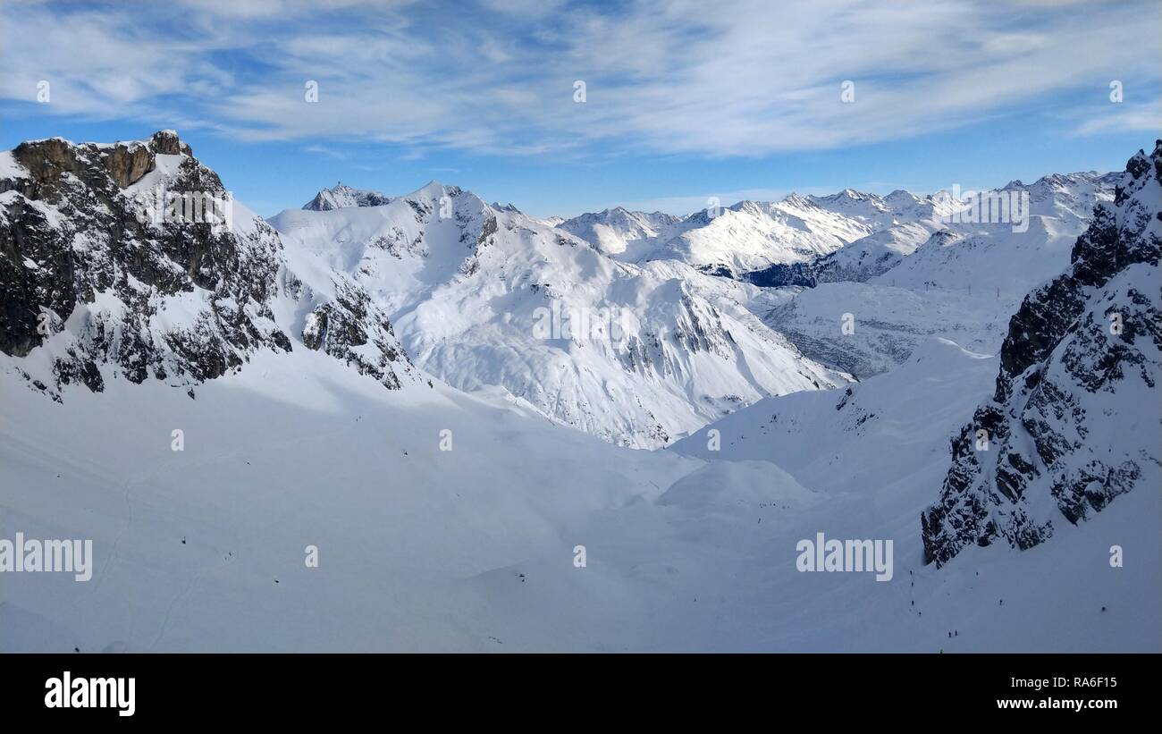 Österreich, Tirol, Österreich. 2 Jan, 2019. Eine Bergkette von der Skistation in St. Anton, Österreich, der kargest im Land gesehen. Credit: Sachelle Babbar/ZUMA Draht/Alamy leben Nachrichten Stockfoto