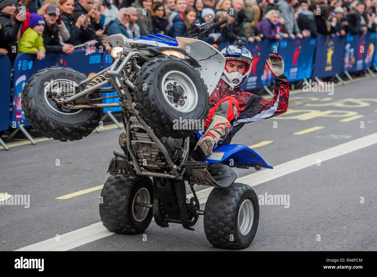 London, Großbritannien. 1. Januar, 2019. Moto Stunts international - Die neue Jahre Tag Parade durch das Zentrum von London. Credit: Guy Bell/Alamy leben Nachrichten Stockfoto