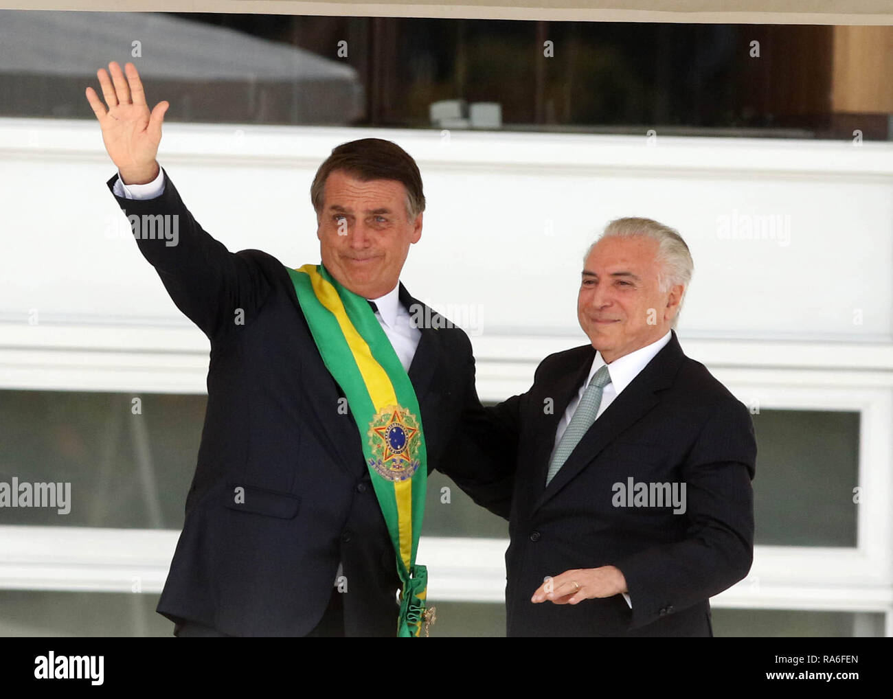 Peking, China. 1 Jan, 2019. Foto auf Jan. 1, 2019 zeigt Brasilien der neue Präsident Jair Bolsonaro (L) reagieren nach den Präsidentschaftswahlen Schärpe aus ausgehenden brasilianische Präsident Michel Temer, Planalto Palace, in Brasilia, Brasilien genommen. Jair Bolsonaro wurde als der brasilianische Präsident am Dienstag vereidigt. Credit: Celio Messias/AGENCIA ESTADO/Xinhua/Alamy leben Nachrichten Stockfoto