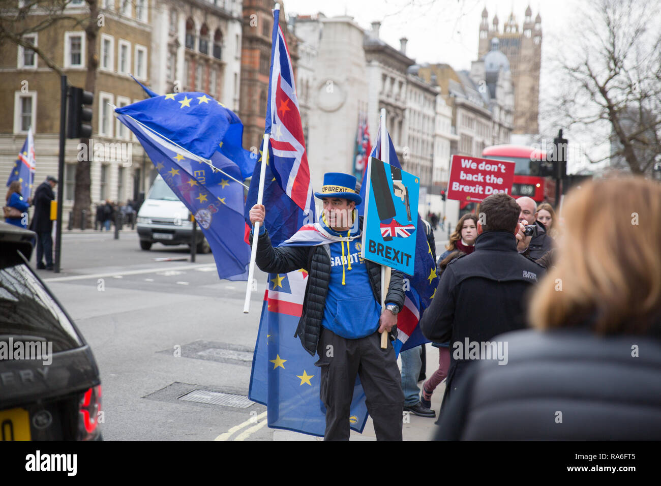 Downing Street, London, UK. 2. Jan 2019. Die demonstranten von beiden Seiten des Brexit Debatte sammeln außerhalb der Downing Street Credit: George Cracknell Wright/Alamy leben Nachrichten Stockfoto