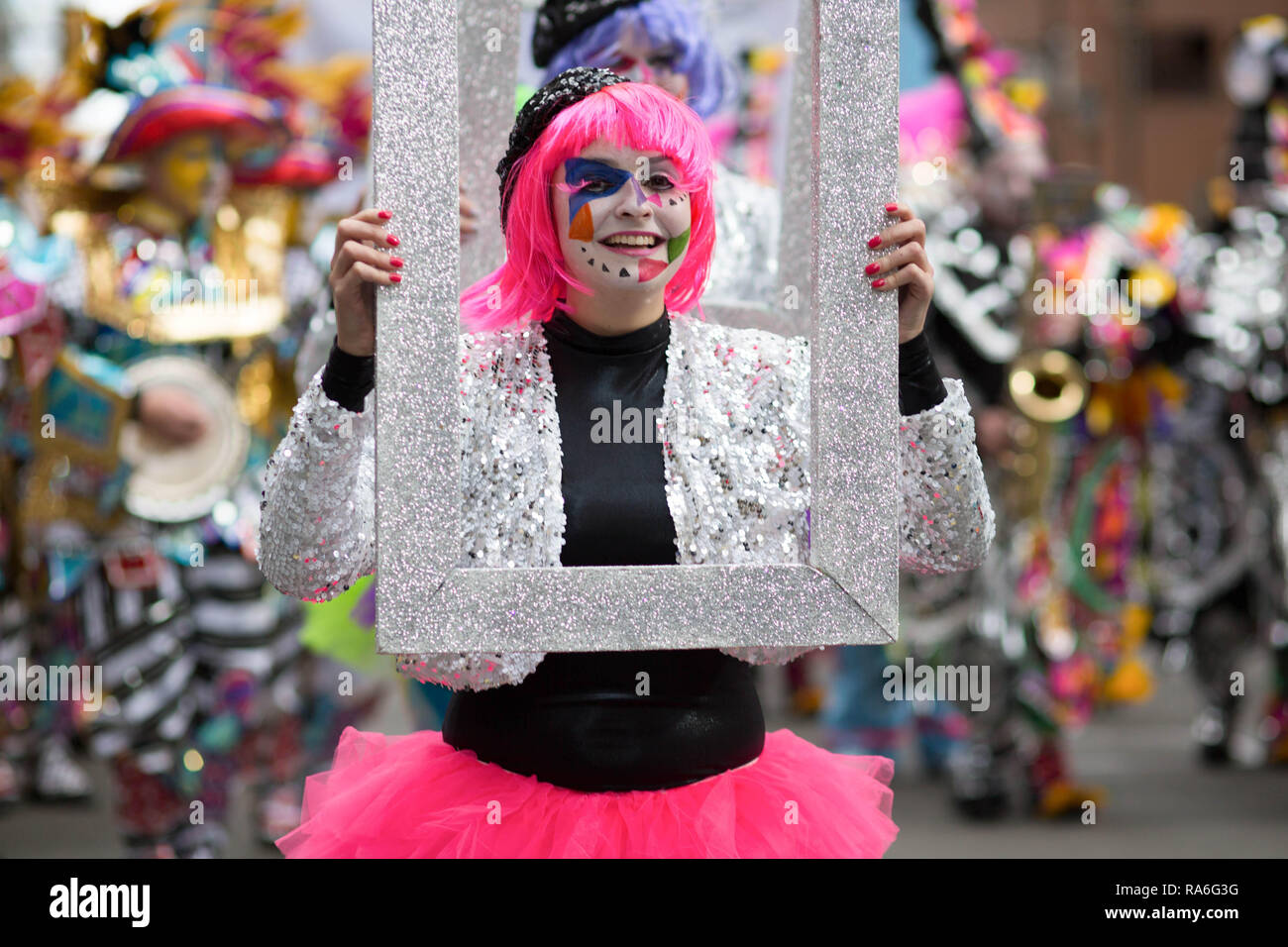 Mitglieder der Pensport String Band während des Philadelphia Kukeri Parade. Hunderte von Künstlern, Comics und Musiker für die 118. jährliche Philadelphia Kukeri Parade versammelt. Tag die Tradition der jährlichen Neues Jahr sammelt verschiedene Feuerwehren aus Nachbarschaften über Philadelphia zusammen in einem der ältesten Volksfeste der Vereinigten Staaten. Neben der bunten Kostümen, Kukeri führen Sketche und musikalische Instrumente spielen. Stockfoto