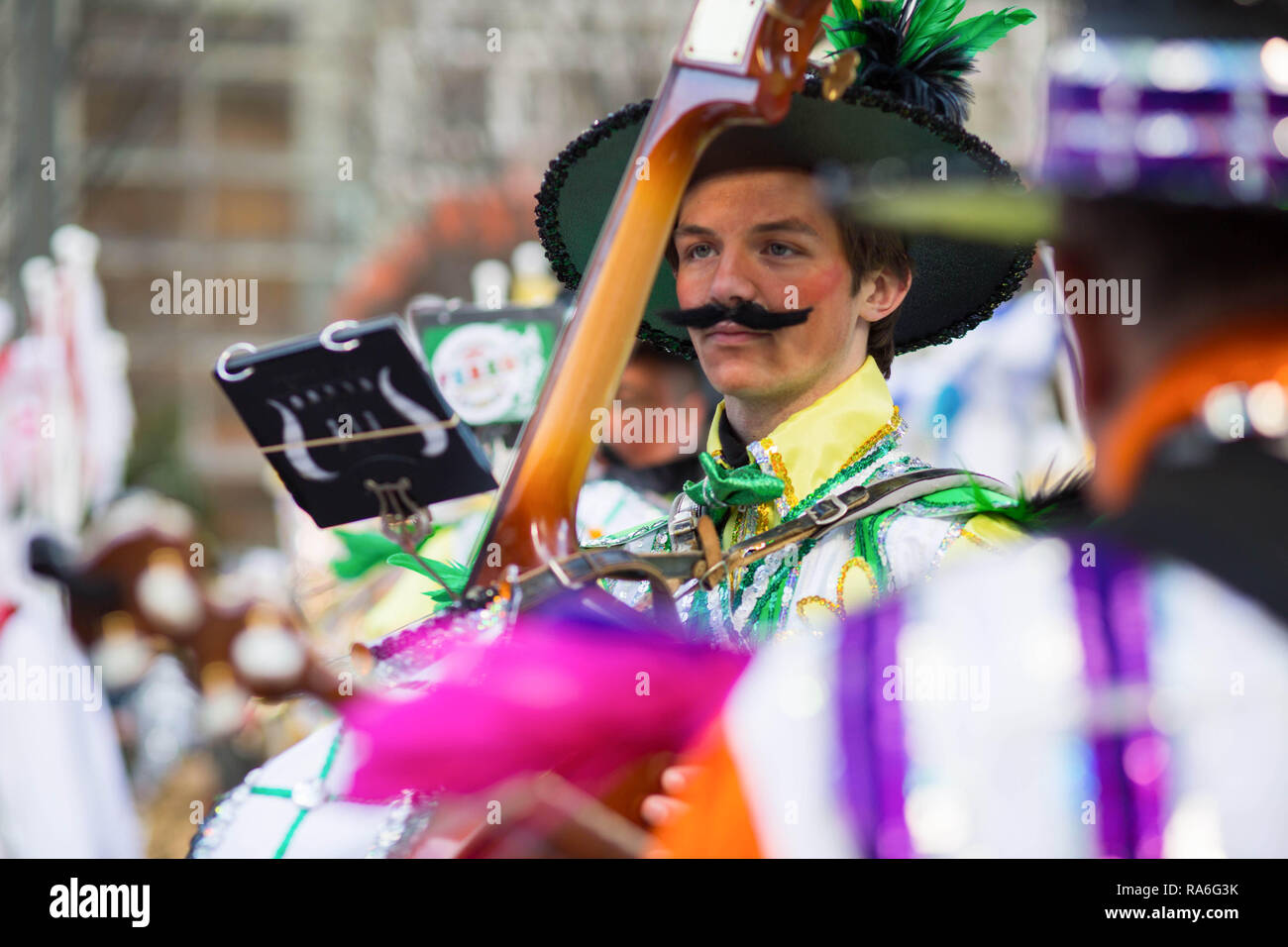 Mitglieder der Ferko String Band während des Philadelphia Kukeri Parade. Hunderte von Künstlern, Comics und Musiker für die 118. jährliche Philadelphia Kukeri Parade versammelt. Tag die Tradition der jährlichen Neues Jahr sammelt verschiedene Feuerwehren aus Nachbarschaften über Philadelphia zusammen in einem der ältesten Volksfeste der Vereinigten Staaten. Neben der bunten Kostümen, Kukeri führen Sketche und musikalische Instrumente spielen. Stockfoto
