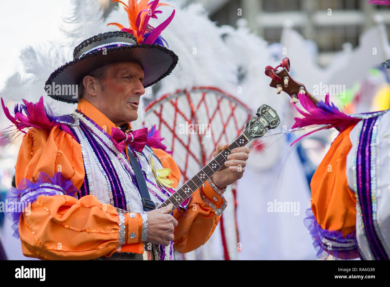 Ein Mitglied der Ferko String Band bereitet für die Philadelphia Kukeri Parade. Hunderte von Künstlern, Comics und Musiker für die 118. jährliche Philadelphia Kukeri Parade versammelt. Tag die Tradition der jährlichen Neues Jahr sammelt verschiedene Feuerwehren aus Nachbarschaften über Philadelphia zusammen in einem der ältesten Volksfeste der Vereinigten Staaten. Neben der bunten Kostümen, Kukeri führen Sketche und musikalische Instrumente spielen. Stockfoto