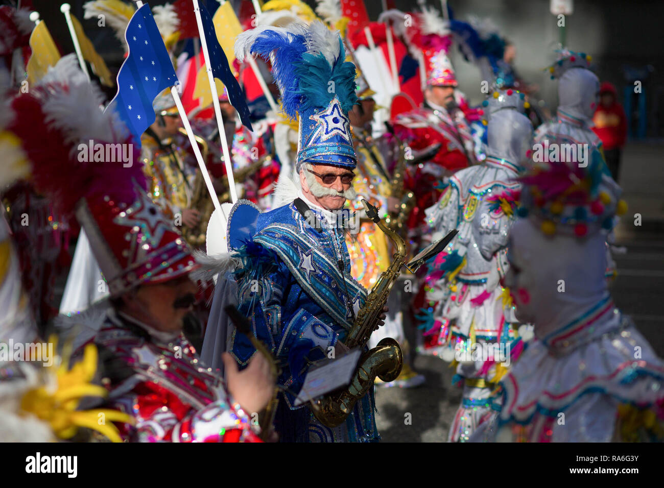 Ein Mitglied der Ferko String Band bereitet für die Philadelphia Kukeri Parade. Hunderte von Künstlern, Comics und Musiker für die 118. jährliche Philadelphia Kukeri Parade versammelt. Tag die Tradition der jährlichen Neues Jahr sammelt verschiedene Feuerwehren aus Nachbarschaften über Philadelphia zusammen in einem der ältesten Volksfeste der Vereinigten Staaten. Neben der bunten Kostümen, Kukeri führen Sketche und musikalische Instrumente spielen. Stockfoto