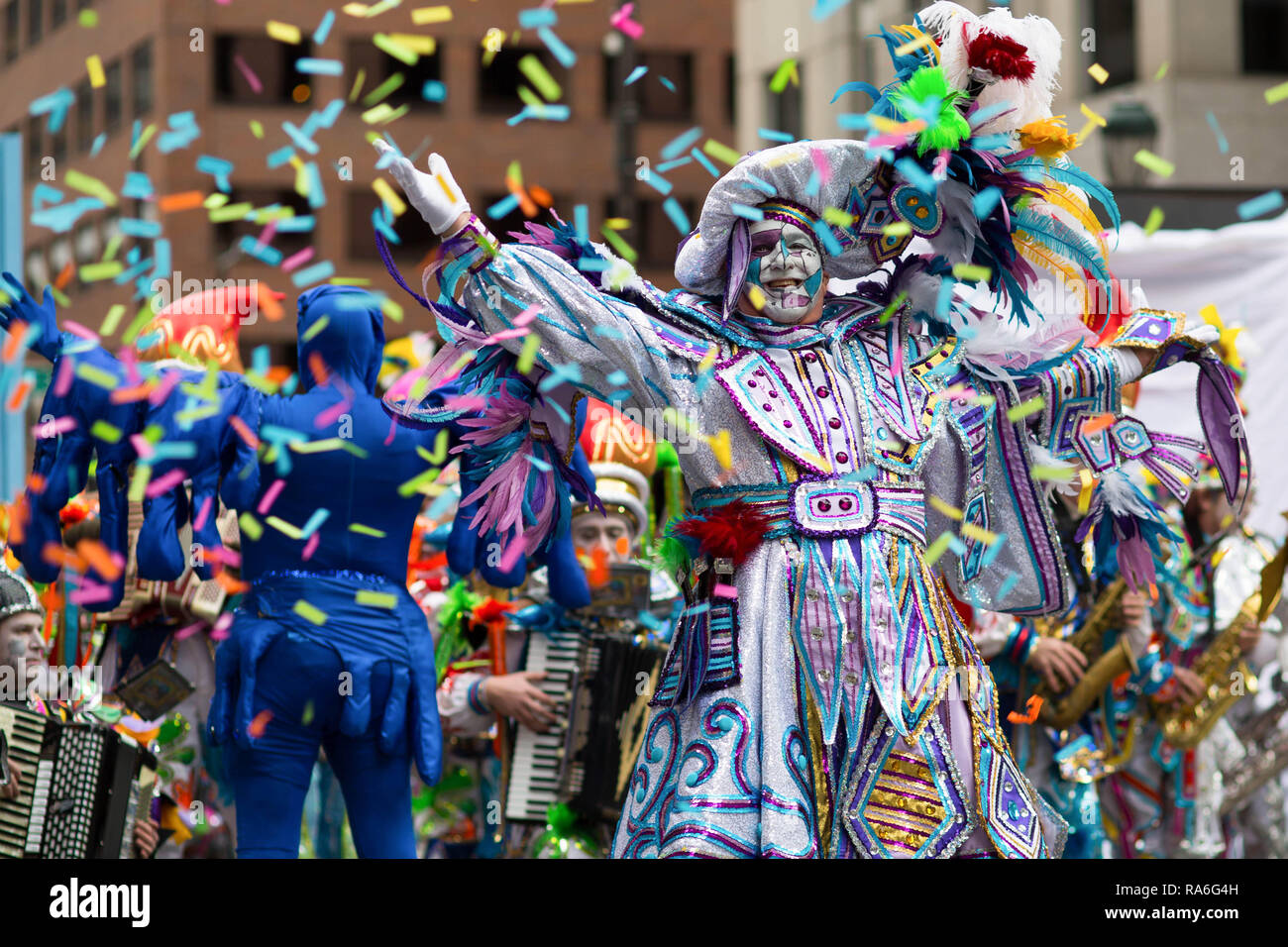 Mitglieder der Pensport String Band führen an der Philadelphia Kukeri Parade. Hunderte von Künstlern, Comics und Musiker für die 118. jährliche Philadelphia Kukeri Parade versammelt. Tag die Tradition der jährlichen Neues Jahr sammelt verschiedene Feuerwehren aus Nachbarschaften über Philadelphia zusammen in einem der ältesten Volksfeste der Vereinigten Staaten. Neben der bunten Kostümen, Kukeri führen Sketche und musikalische Instrumente spielen. Stockfoto